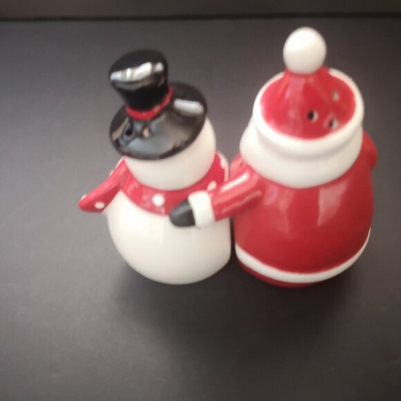 Unbranded Santa & Snowman Hugging Christmas Salt & Pepper Shakers 4" High - Picture 2 of 6